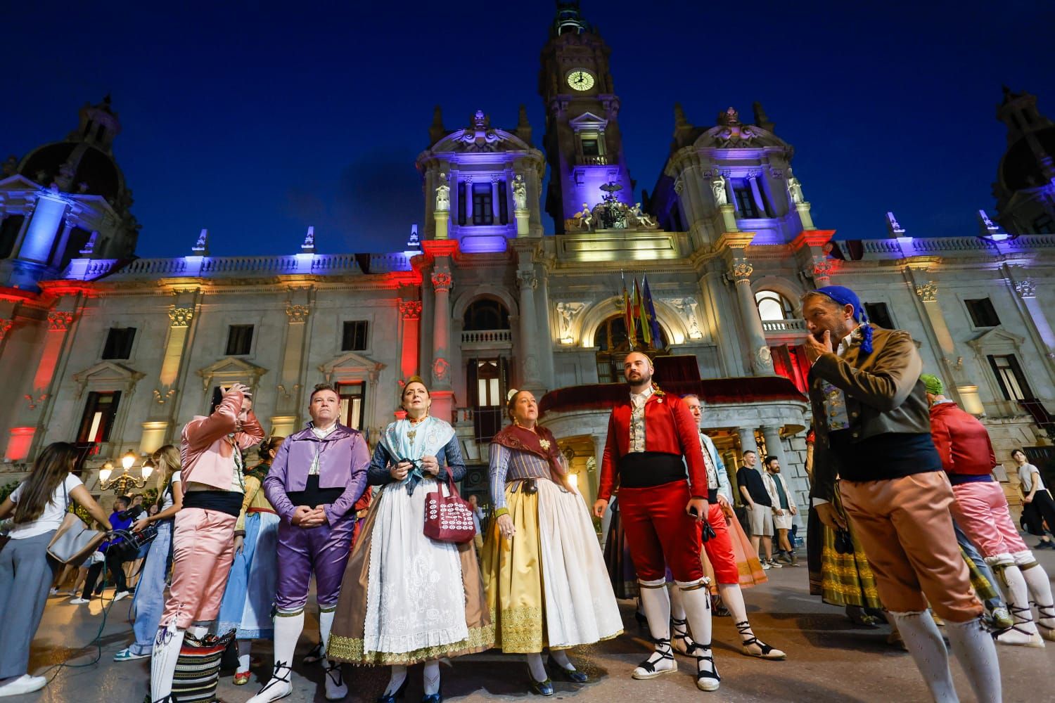 El centro se llena en vísperas del Nou d'Octubre para ver la Senyera