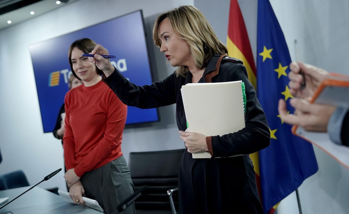 La portavoz del Gobierno, Pilar Alegría, y la ministra de Ciencia, Diana Morant, tras la rueda de prensa posterior al Consejo de Ministros este martes.