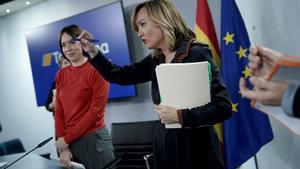 La portavoz del Gobierno, Pilar Alegría, y la ministra de Ciencia, Diana Morant, tras la rueda de prensa posterior al Consejo de Ministros este martes.