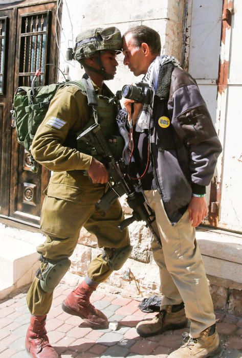 Foreign activist argues with an Israeli soldier ...