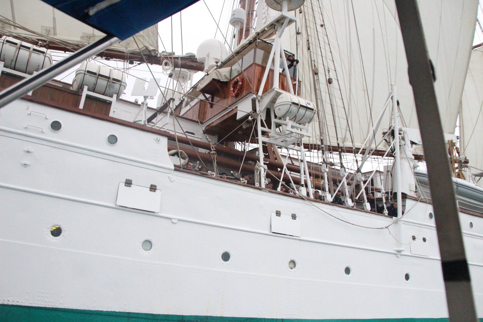 El buc escola Juan Sebastián Elcano entra a la badia de Roses