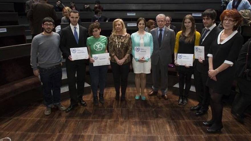 Una alumna dona a la lucha social un premio entregado por Dolores Serrat