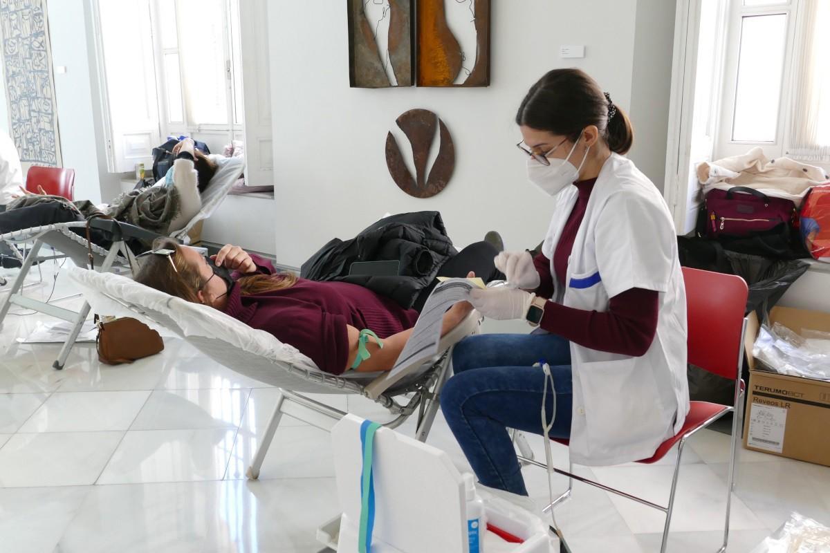 Personas donan sangre
