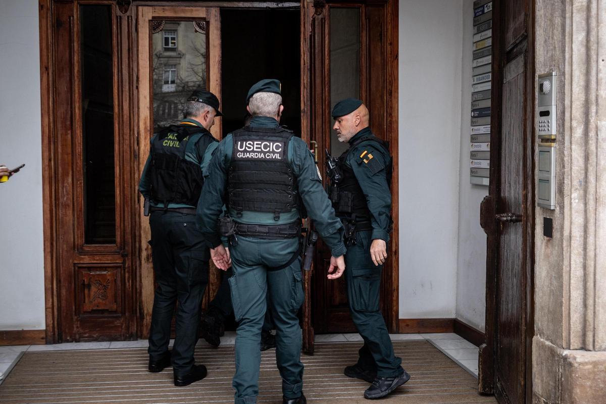 En imágenes | La Guardia Civil registra la sede de Forestalia en Zaragoza y el domicilio de Fernando Samper por el clúster del Maestrazgo