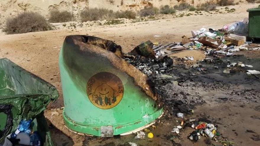 Estado de los contenedores quemados en el camino de la Peña Rubia.