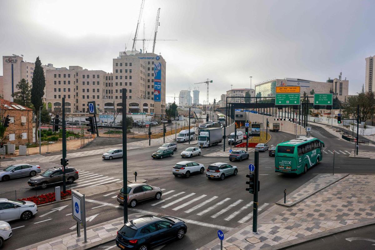 Tráfico en las carreteras y calles de Jerusalén.