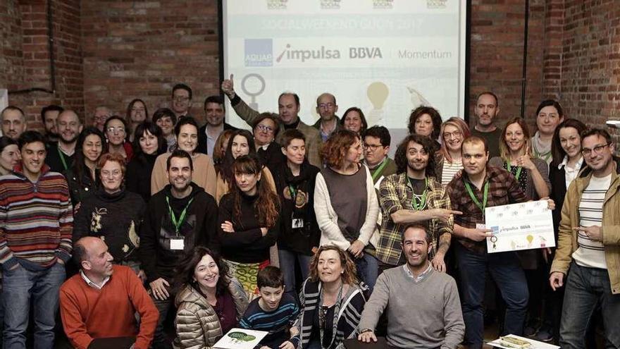 Todos los participantes en el &quot;Gijón Socialweekend&quot;, tras finalizar el evento.