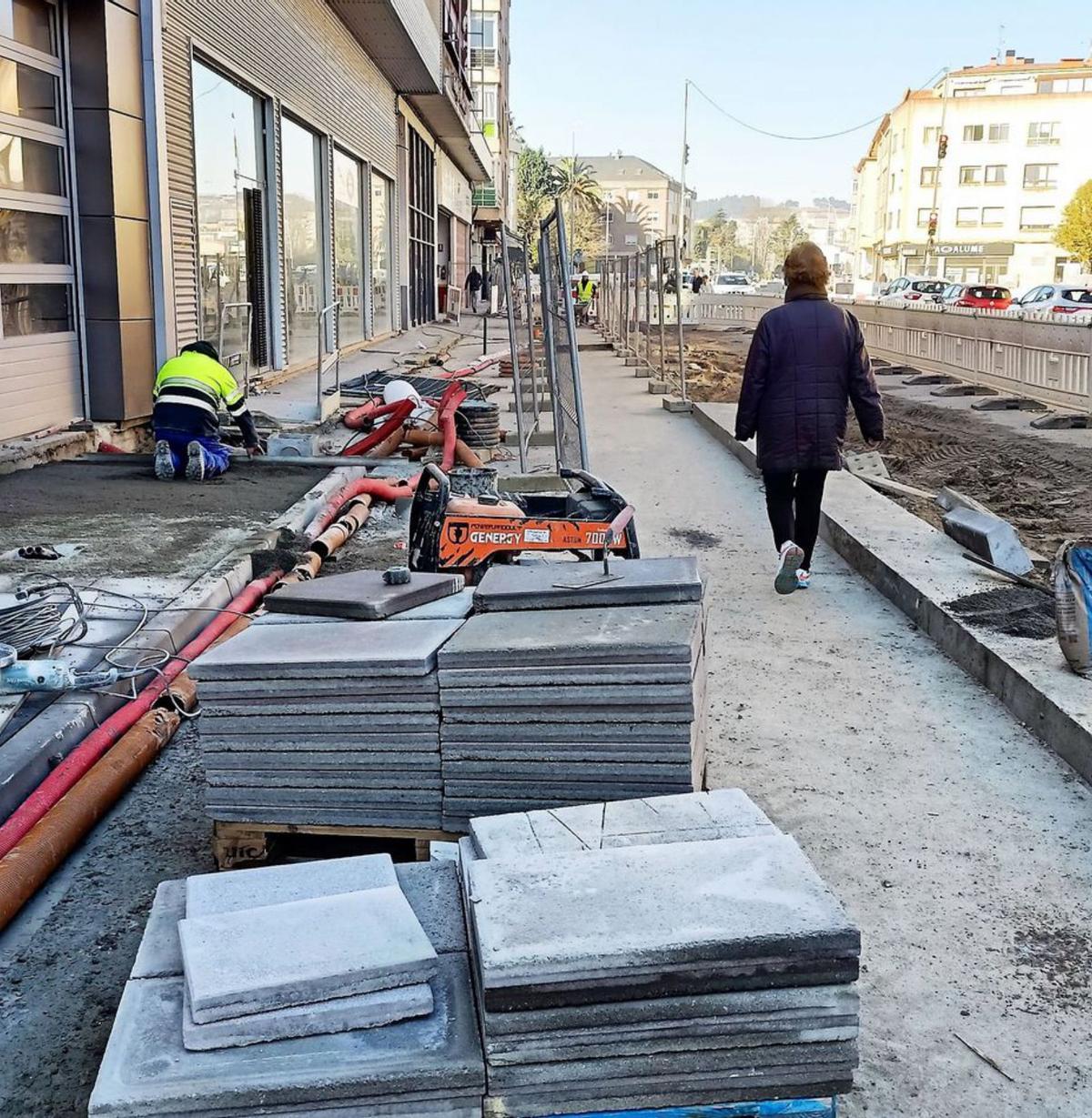 Construcción de aceras y paso para los peatones.   | // M. V.