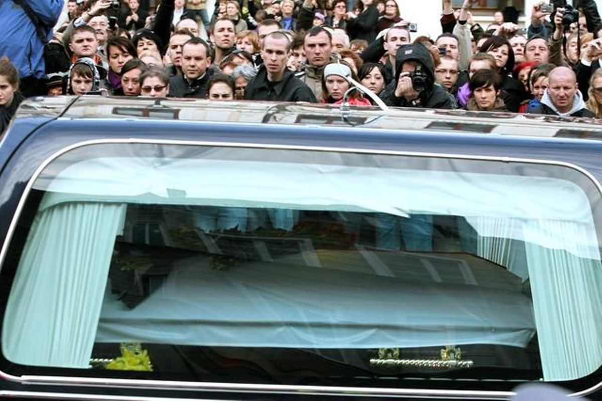 A Motorcade carrying the coffin of Polish President Lech Kaczynski is driven through down town Warsaw