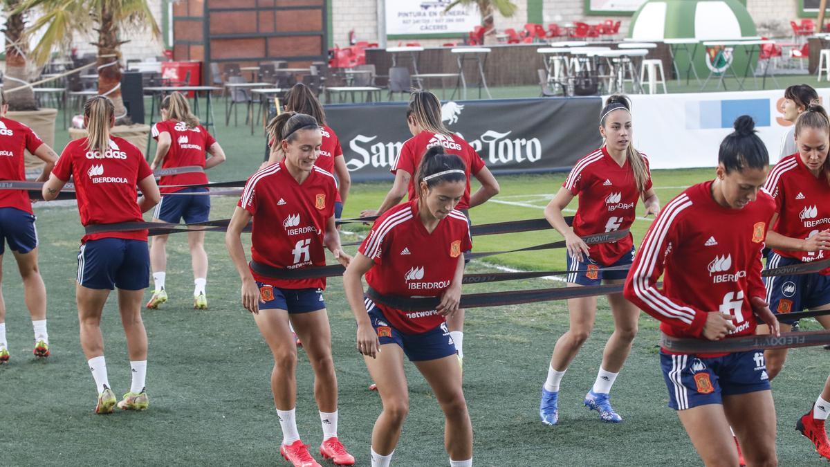 La selección española, ejercitándose en el Príncipe Felipe este jueves.