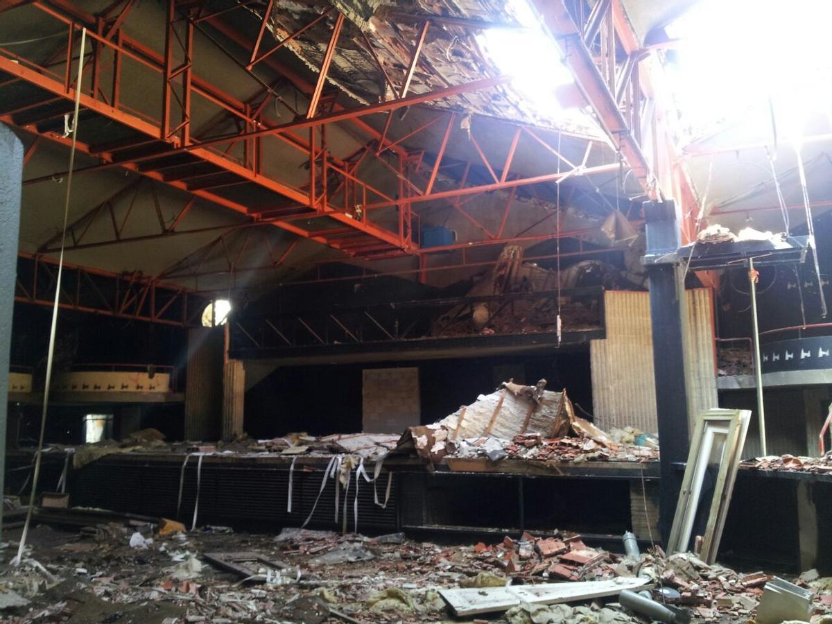 Interior abandonado de Arena Auditorium tras su cierre.