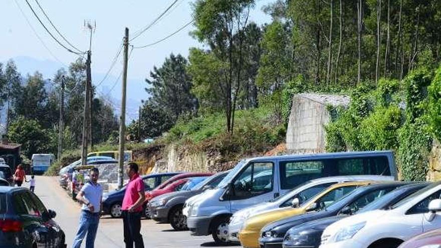 Coches estacionados en la nueva explanada.  // Gonzalo Núñez