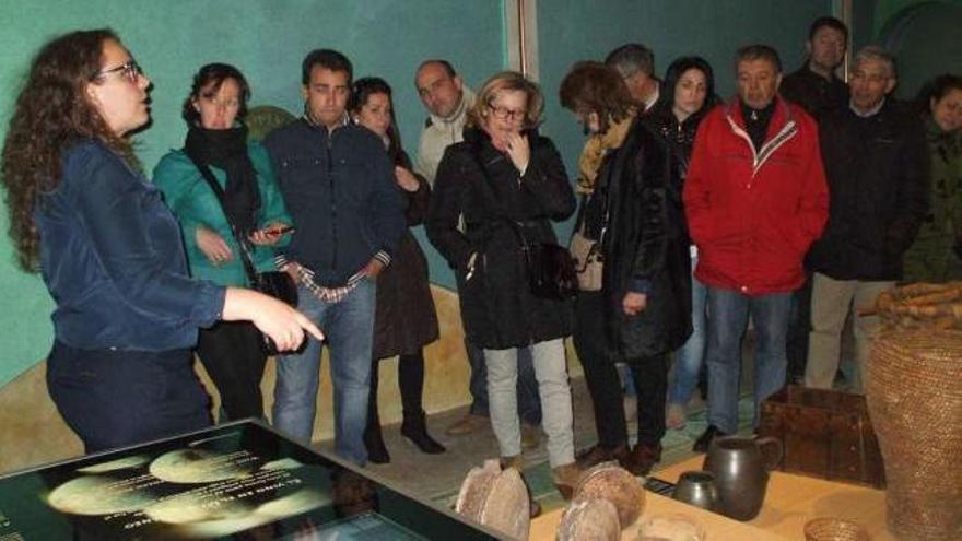Una de las guías del Museo del Vino explica los fondos de Pagos del Rey a un grupo de visitantes.