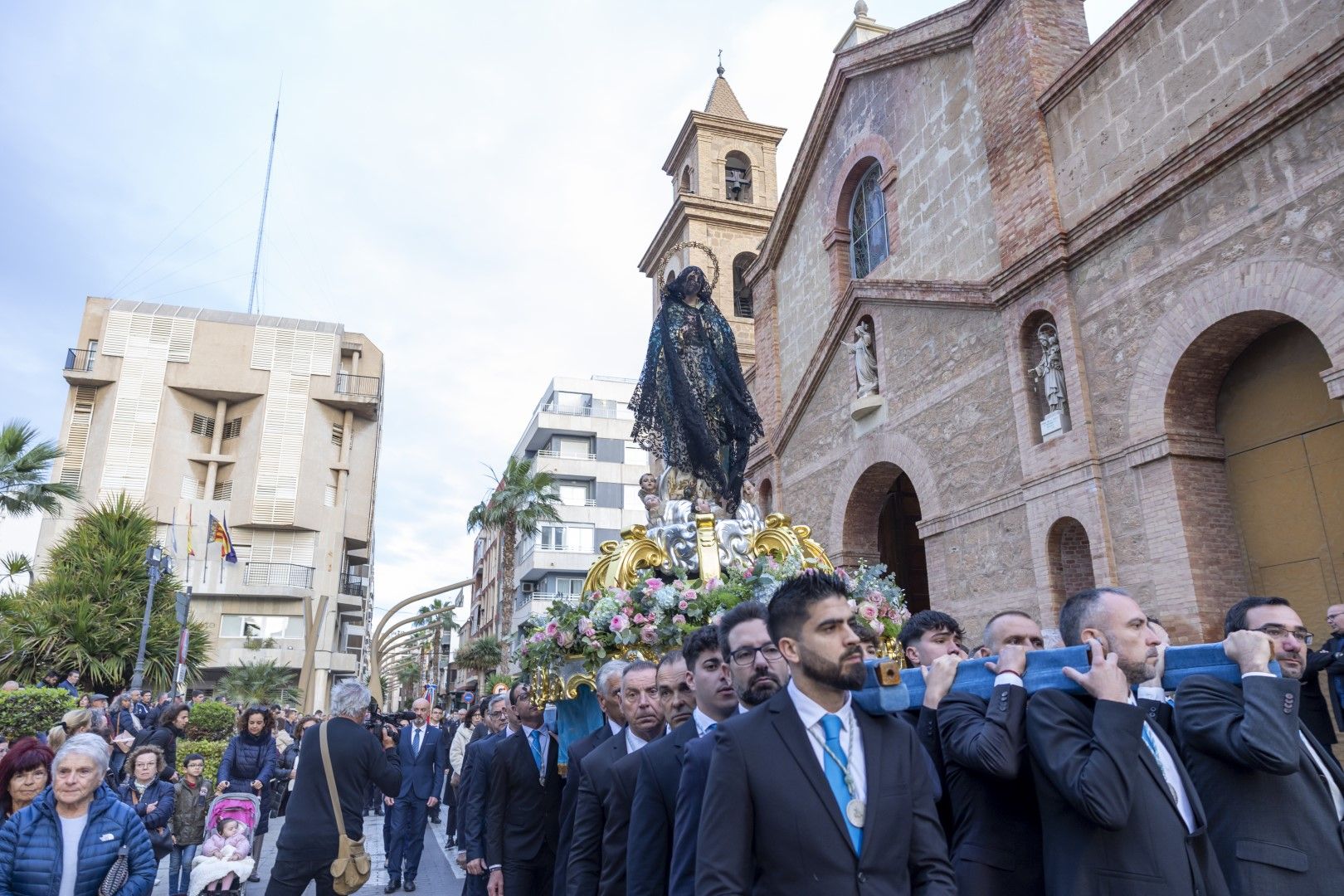 Emotivo Encuentro del Domingo de Resurrección en Torrevieja