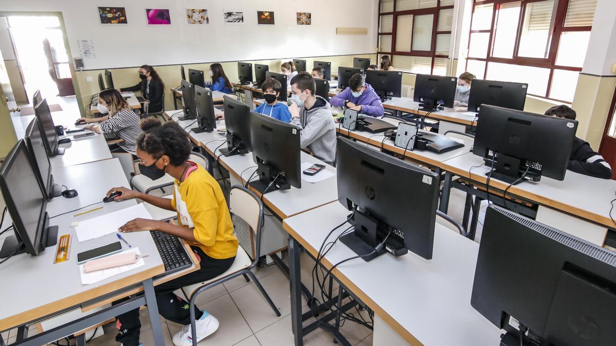 Alumnos del IES El Brocense de Cáceres, este miércoles, durante la Olimpiada de Matemáticas de Extremadura.