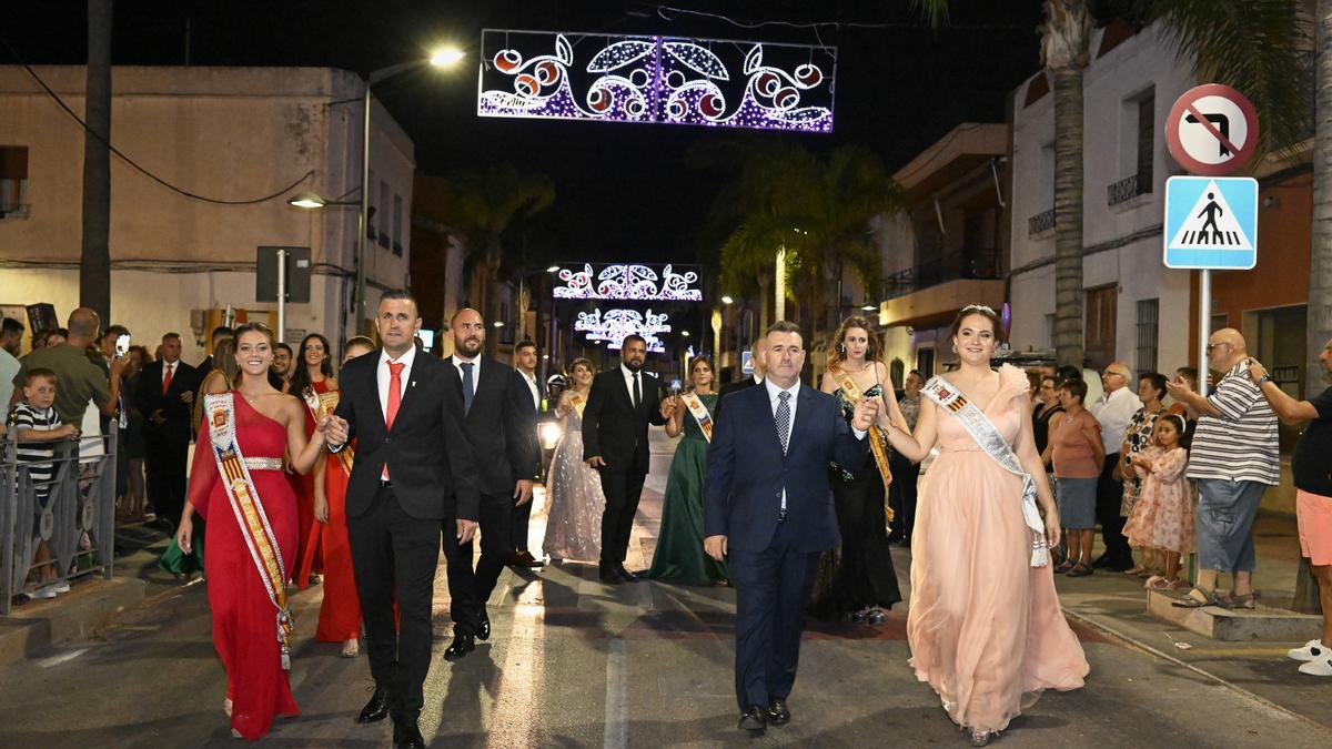 Salida del pasacalle desde la plaça dels Músics con la reina 2019, Mari Fernández, y la reina 2022, Teresa Mercado