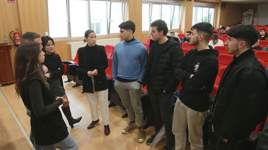 Monitoras y alumnos durante la jornada de emprendimiento, en el CIFP A Farixa.