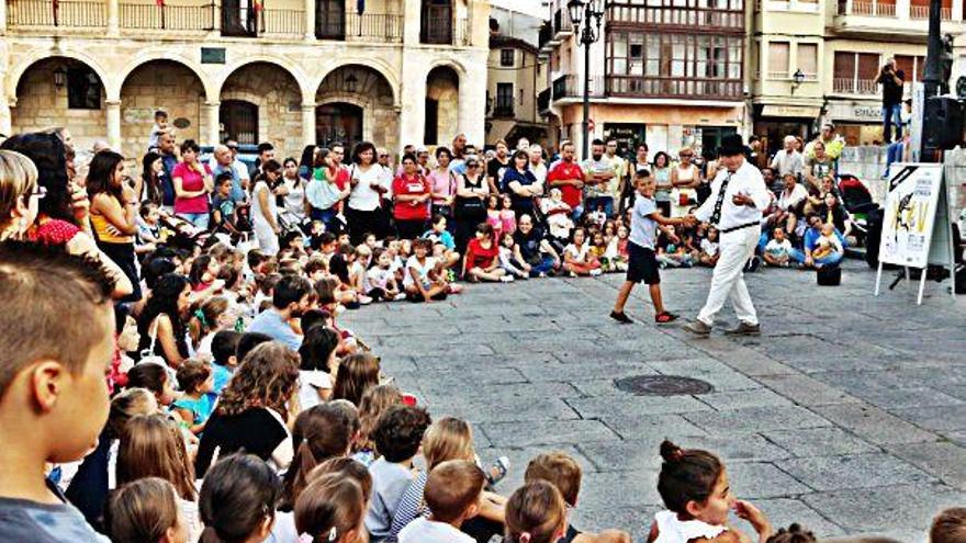 Numeroso público durante una actuación en la Plaza Mayor.