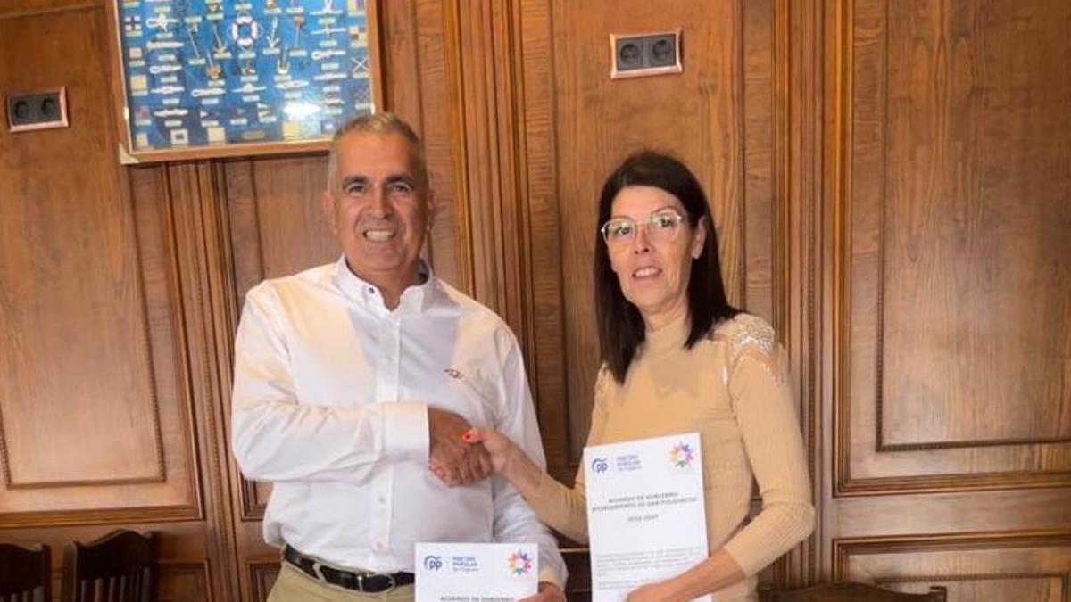 José María Ballester (PP) y Charo Mejías (PIPN)  en la firma del acuerdo de gobierno