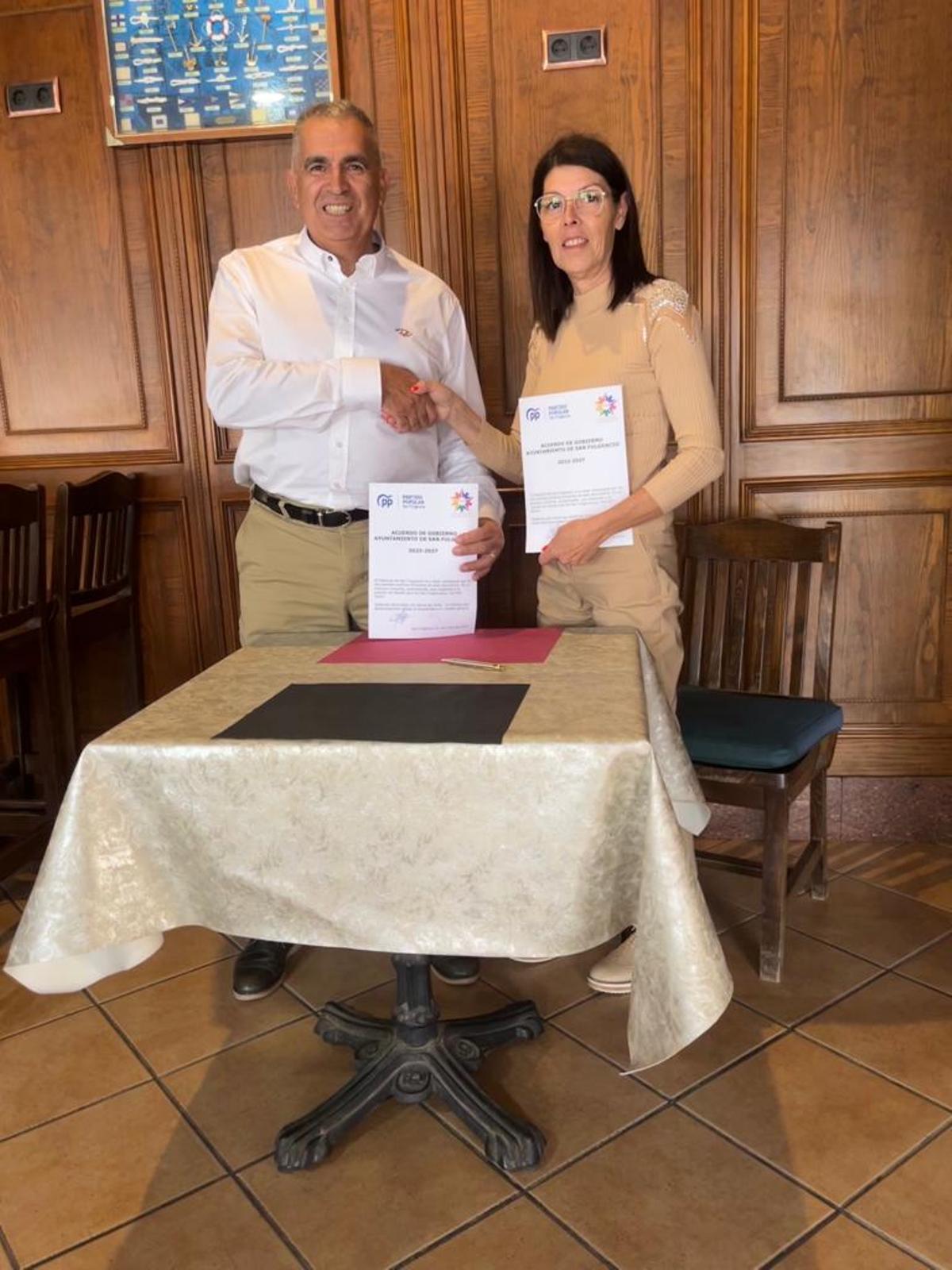 José María Ballester (PP) y Charo Mejías (PIPN)  en la firma del acuerdo de gobierno