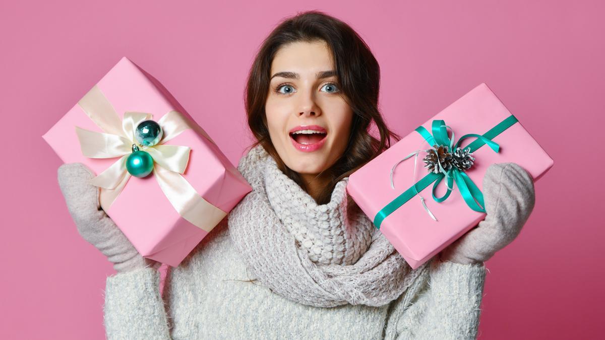 Una mujer, feliz con sus regalos