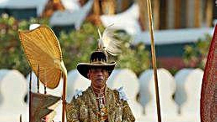 Miles de tailandeses saludan al nuevo rey en el desfile de coronación