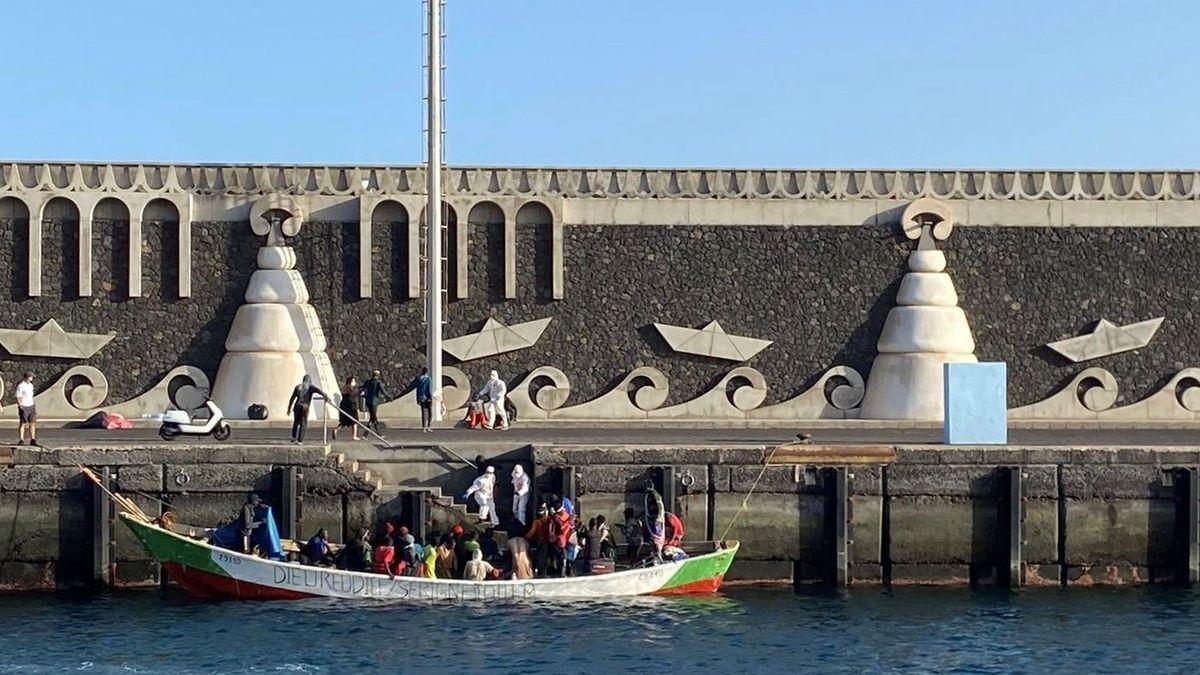 Migrantes en el puerto de La Restinga.