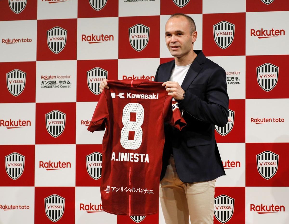 KMA01. TOKIO (JAPÓN), 24/05/2018.- El centrocampista internacional español Andrés Iniesta posa durante su presentación con el Vissel Kobe, en Tokio, Japón, hoy, 24 de mayo de 2018. Iniesta, de 34 años y con 32 títulos ganados en el Barça, además de ser campeón del Mundo y en dos ocasiones de Europa con la Roja, será a partir de ahora el futbolista de referencia del Vissel Kobe y uno de los máximos atractivos de la J-League. EFE/ Kimimasa Mayama