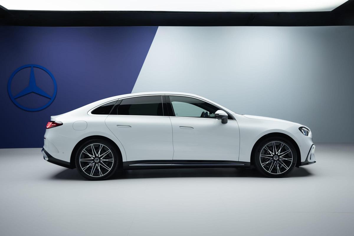 La gama arrancará con el Clase C 400 4MATIC, disponible desde 69.800 euros. Su producción comenzará en junio en la planta húngara de Kecskemét y las primeras unidades llegarán a partir de septiembre.