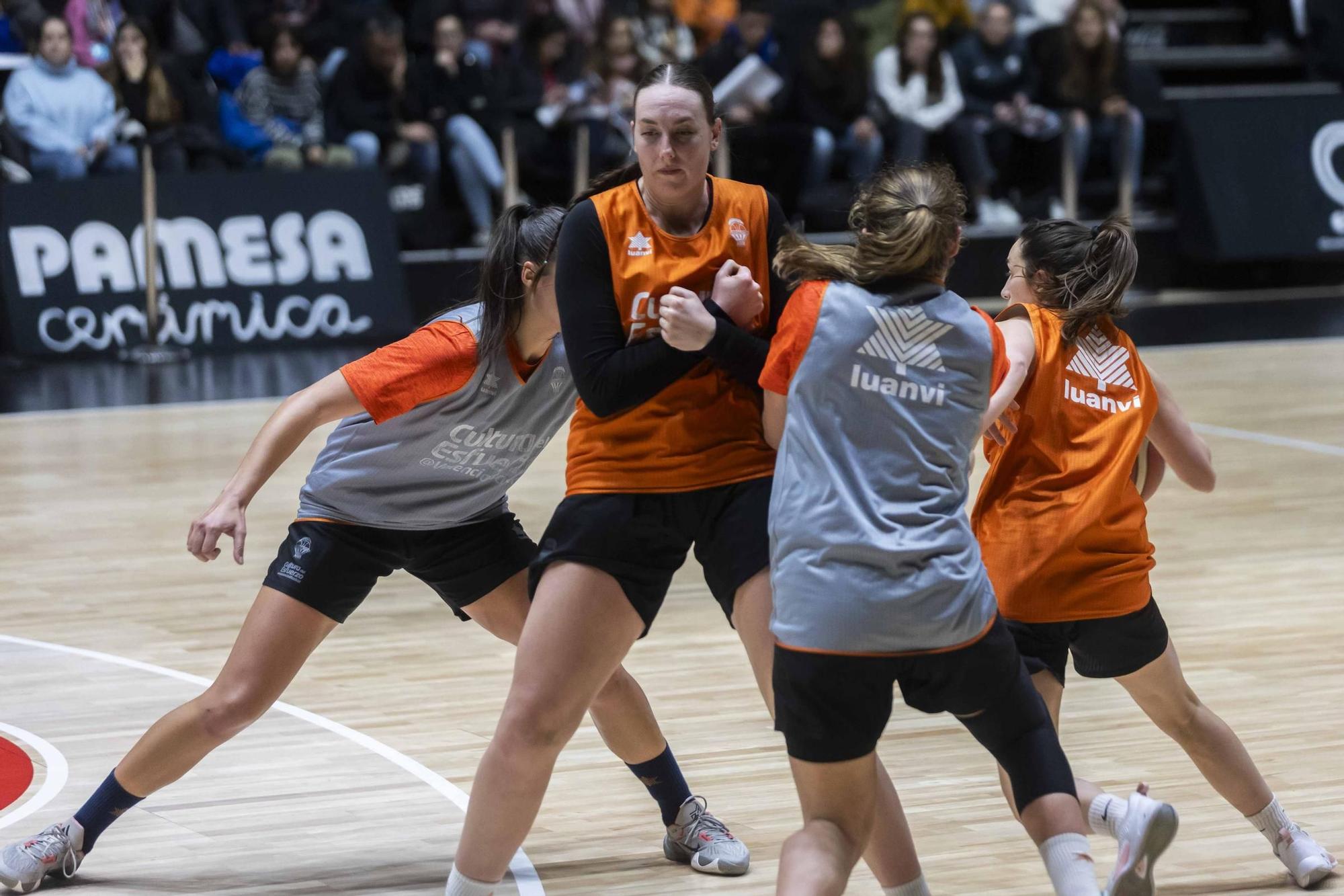 Entrenamiento abierto con la afición de Valencia Basket