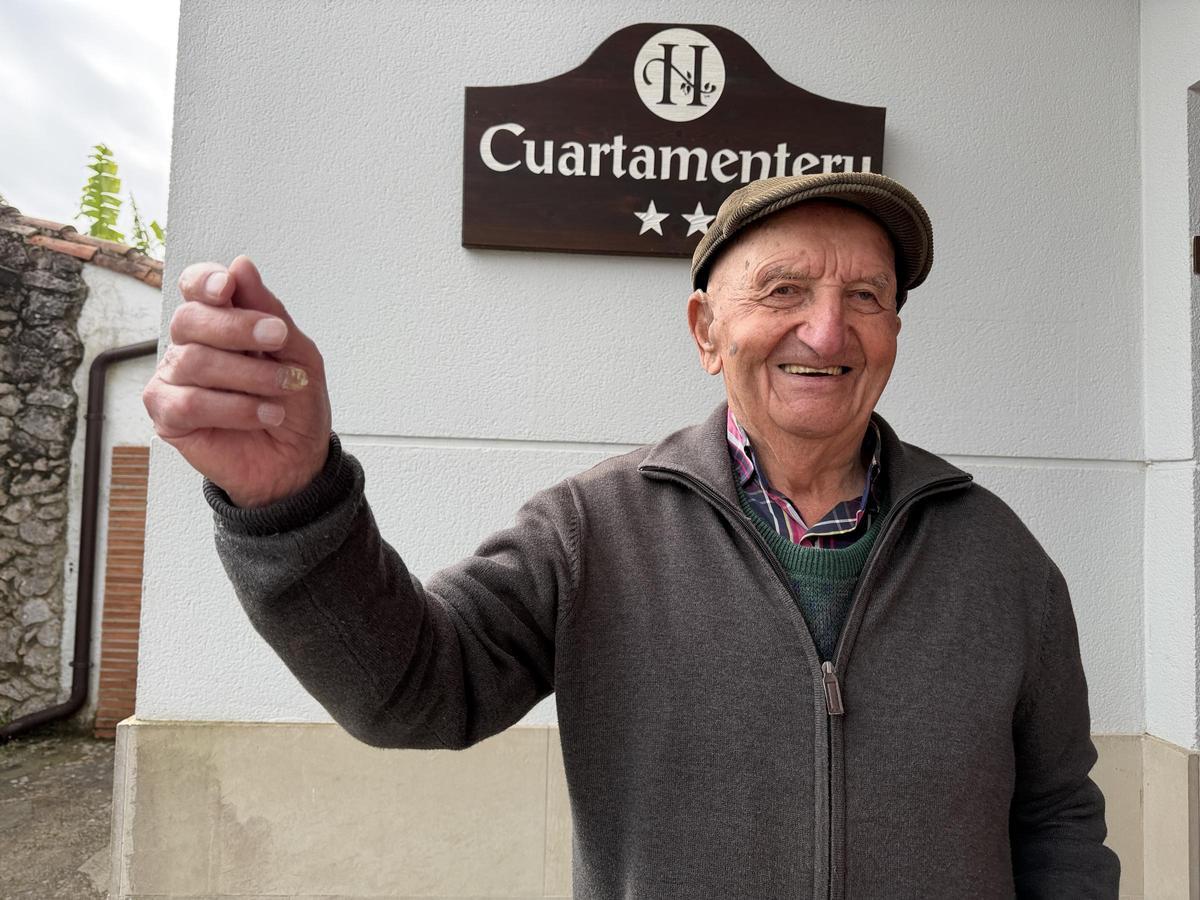 Luis Romano en su casa de Poo.