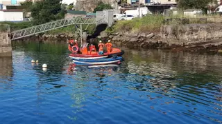 Rescatan un cadáver flotando en el mar frente A Borna, en Moaña