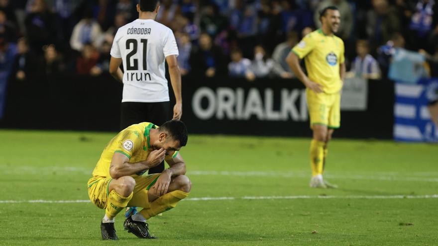 Pablo Vázquez se lamenta tras el tercer gol encajado en Irún