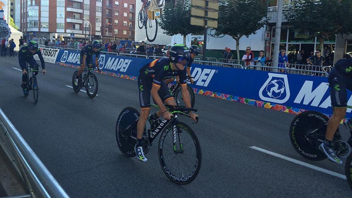 El equipo Movistar, con Ion Izagirre en el centro, durante el entrenamiento en el circuito del Mundial.