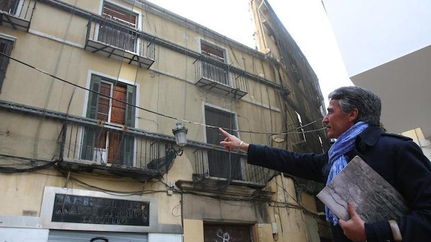 El concejal socialista Manuel Hurtado, en un lateral del palacio de Solesio, entre el Museo Picasso y la Casa Natal, en la calle Granada.