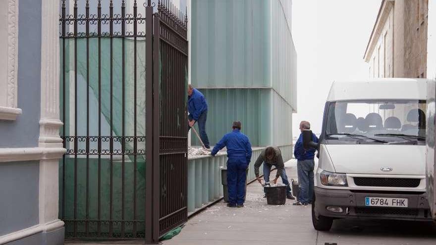 Operarios retiran los cascotes del desprendimiento producido en el lateral del Teatro Ramos Carrión.