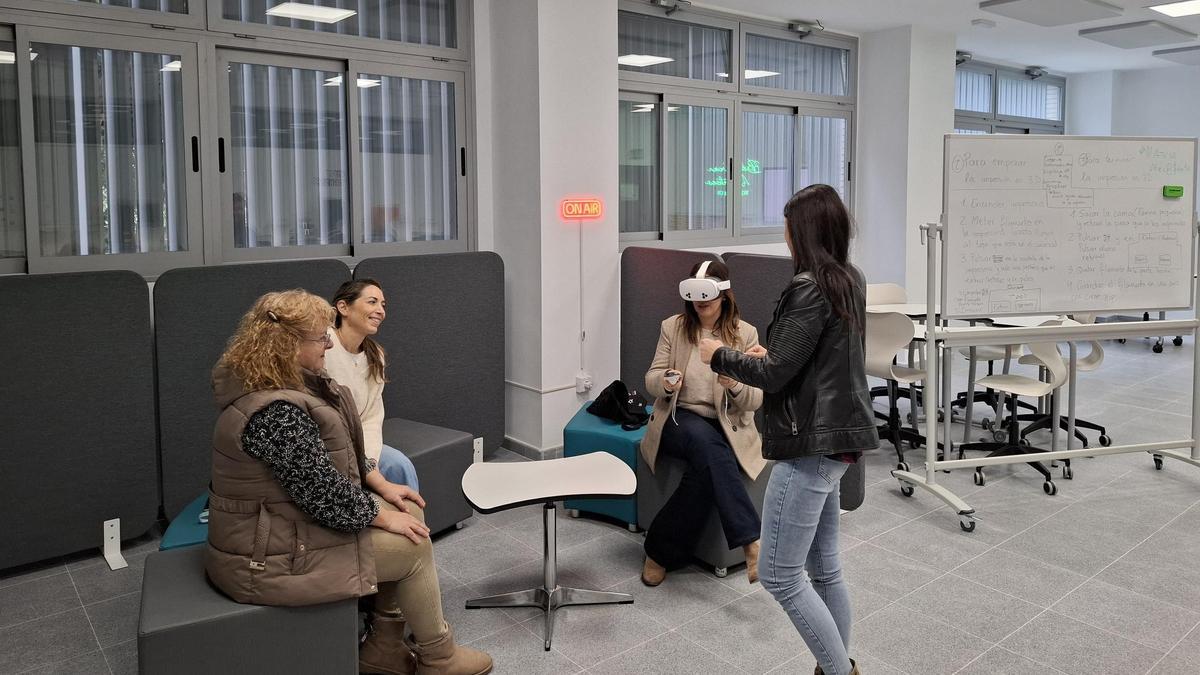 El aula ATECA del IES Santa Bárbara de Málaga cuenta con tecnología como gafas de VR