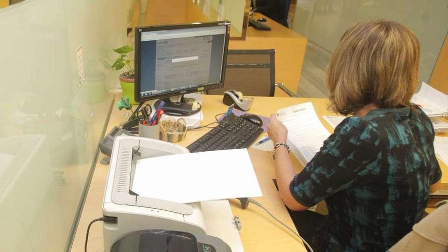 Una trabajadora del registro central de la Xunta, en la sede de San Caetano en Santiago.