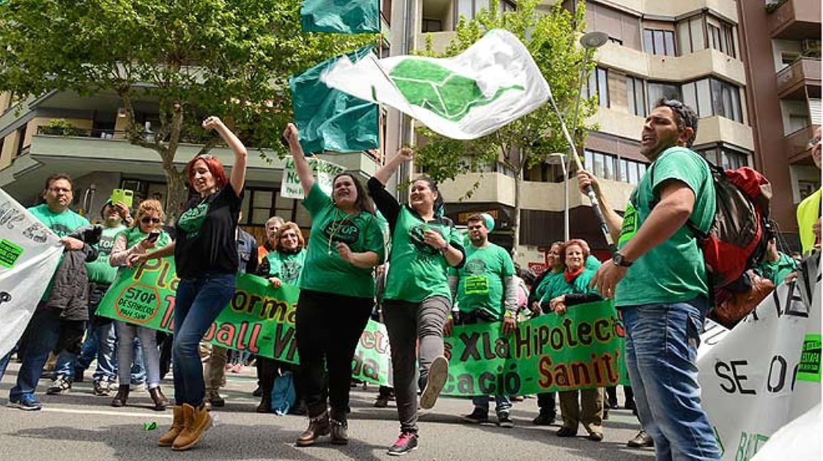 La PAH s’ha manifestat des de plaça de Catalunya fins a la seu del PP a Barcelona en un acte a favor de la llei contra la pobresa energètica.