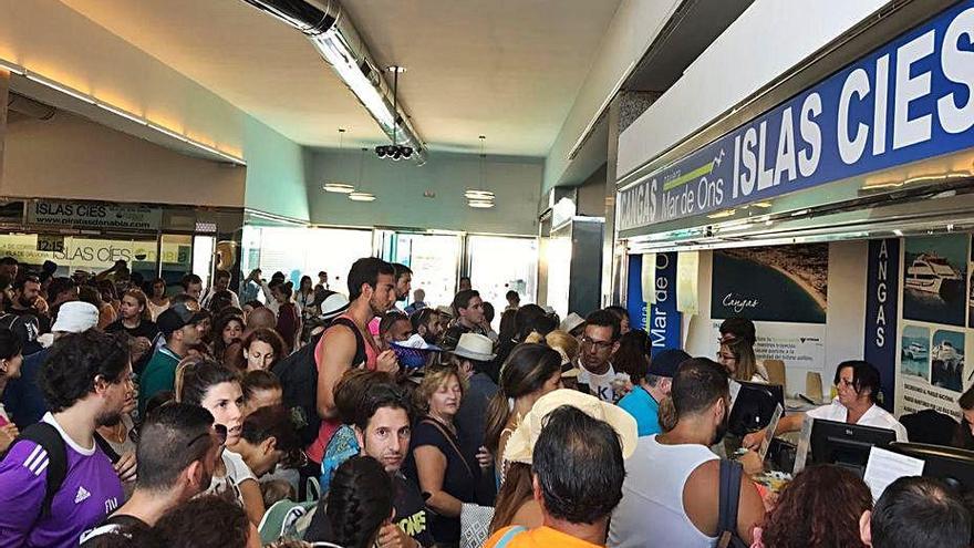 Miles de pasajeros se quedaron tirados en el muelle vigués por la sobreventa de billetes a Cíes en el verano de 2017.