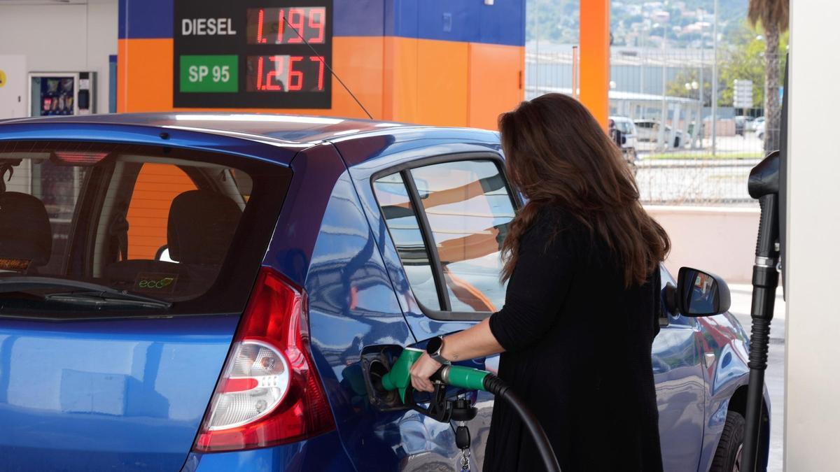 Una usuaria, repostando en una gasolinera de Castellón en una imagen de archivo.