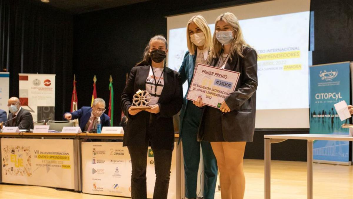 Isabel Ferreira, entre Clara Callado (izquierda) e Iria Santos, ganadoras. | |  ANA BURRIEZA