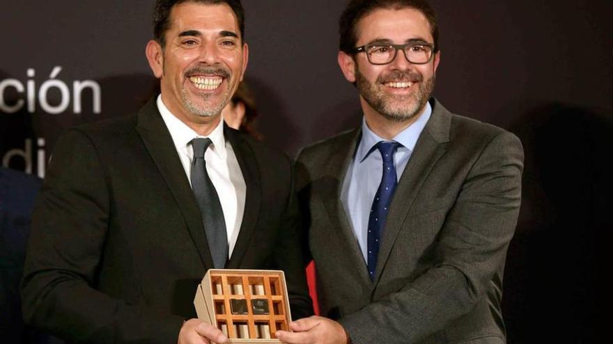 Víctor del Árbol (izquierda) recibe el premio &quot;Nadal&quot; del editor Emili Rosales.