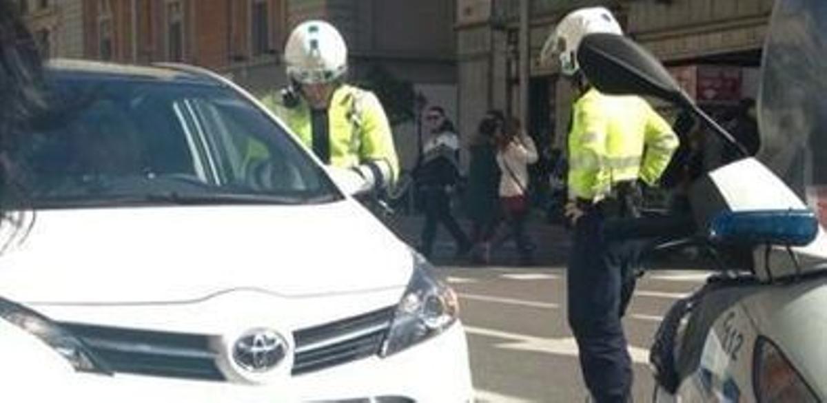 DOS AGENTES DE POLICIA PONEN UNA MULTA.
