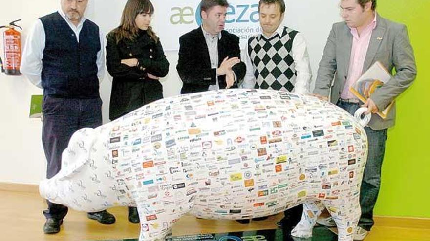 Mejuto, Cuiña, Vila, Varela y Ubiaga, ayer, tras del cerdo de la AED de la Lalín Pork Art.