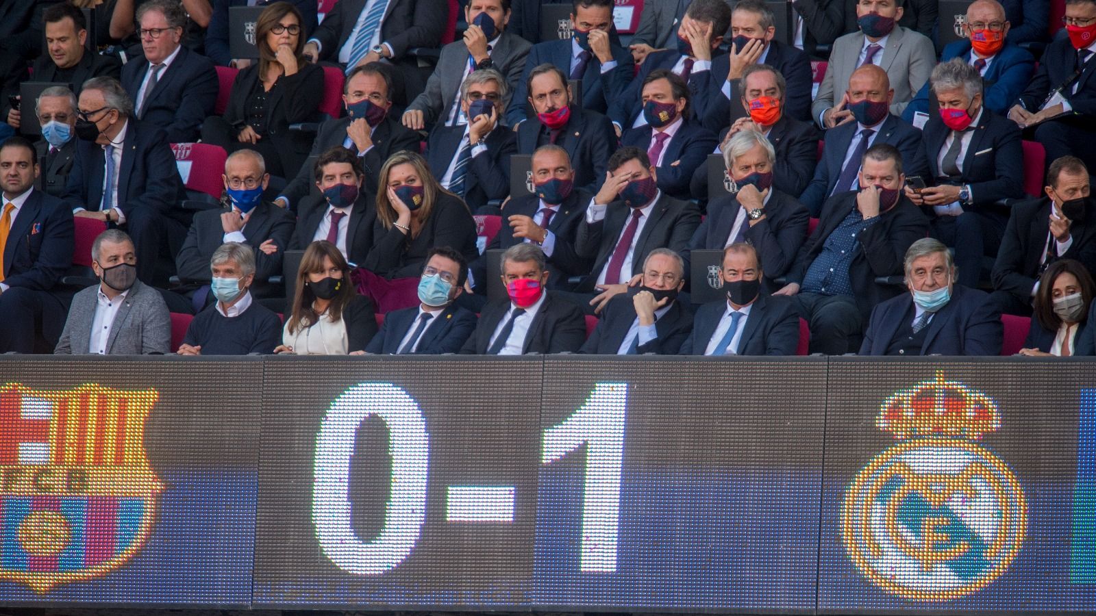 Aragonés, Laporta y Florentino, en el palco del Camp Nou tras el gol de Alaba.