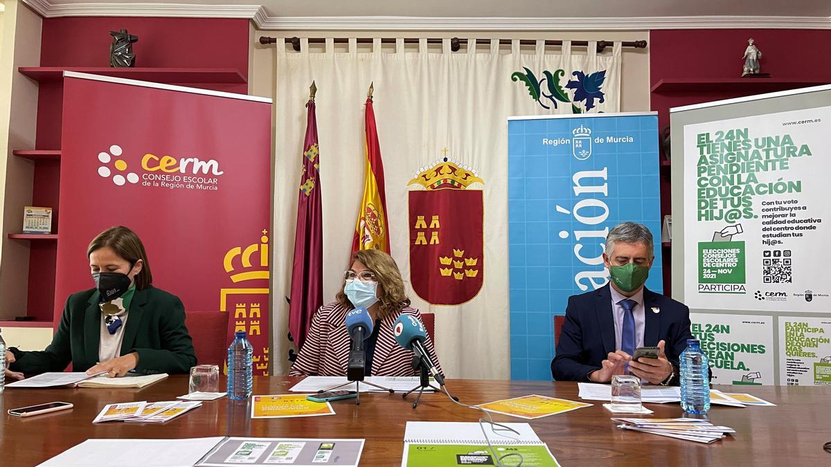 María Isabel Campuzano (c), junto al director general Jesús Pellicer y Juana Mulero, presidenta del CERM.