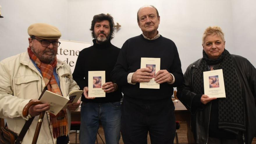 Luis María Pérez recoge el Premio Juan Bernier de poesía que otorga el Ateneo de Córdoba.