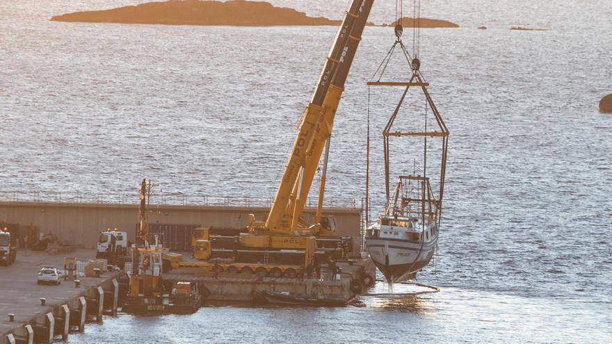 Rescatado el pesquero hundido en Ibiza