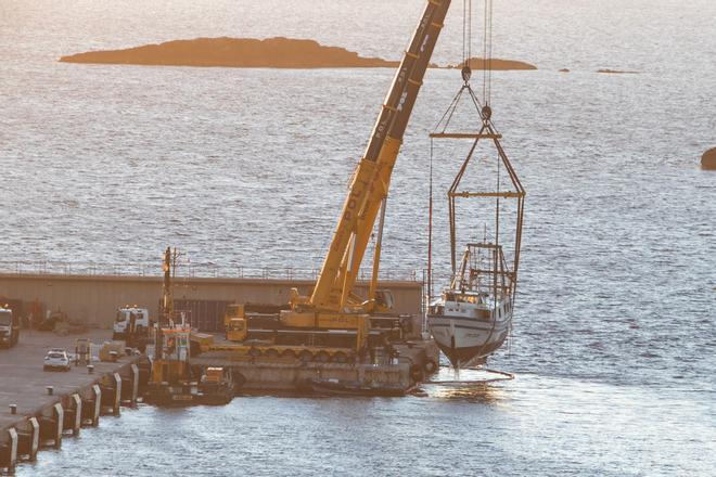 Reflotado el pesquero 'Charpat Segundo', hundido en el puerto de Ibiza.